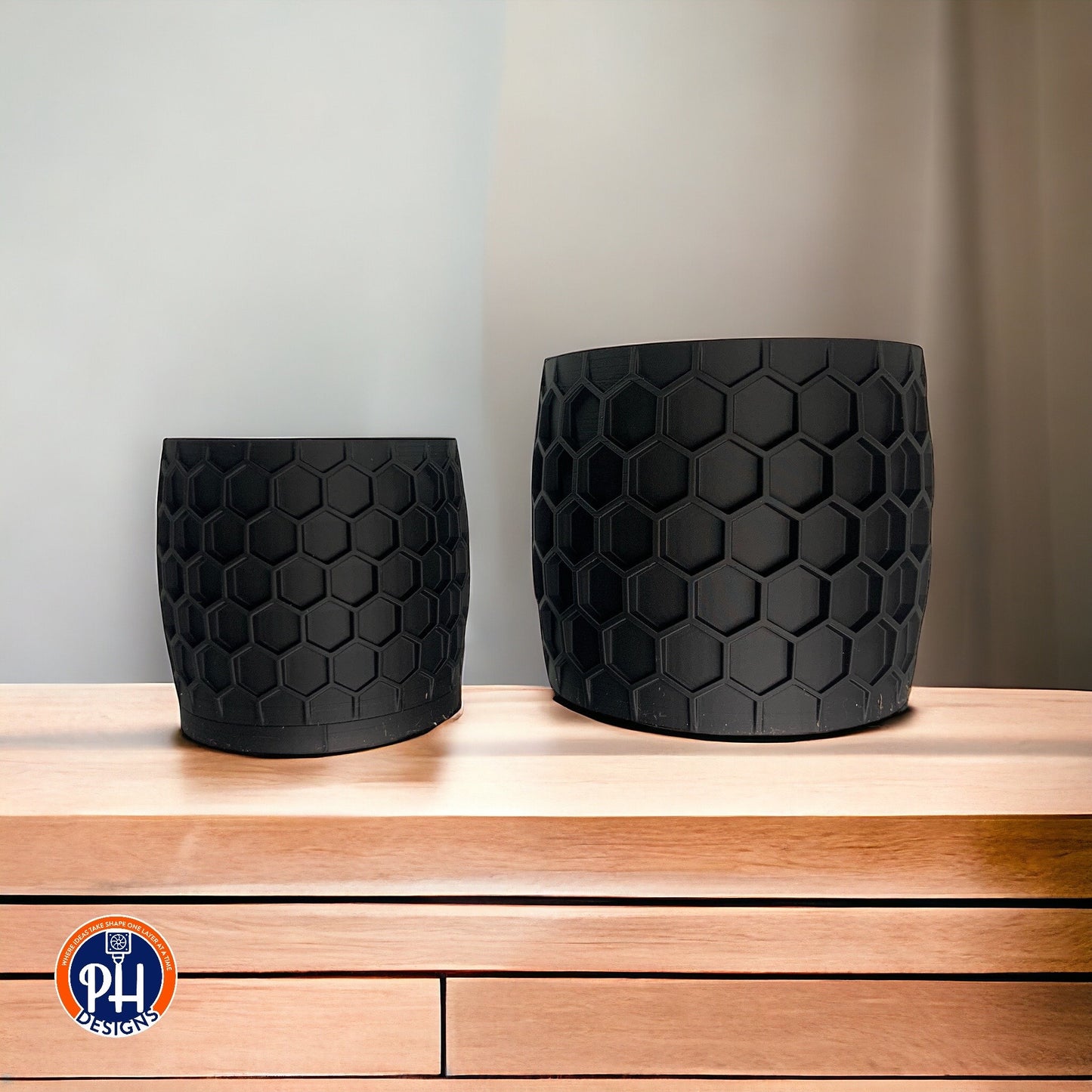 Black Honeycomb planter pot with hidden drainage tray